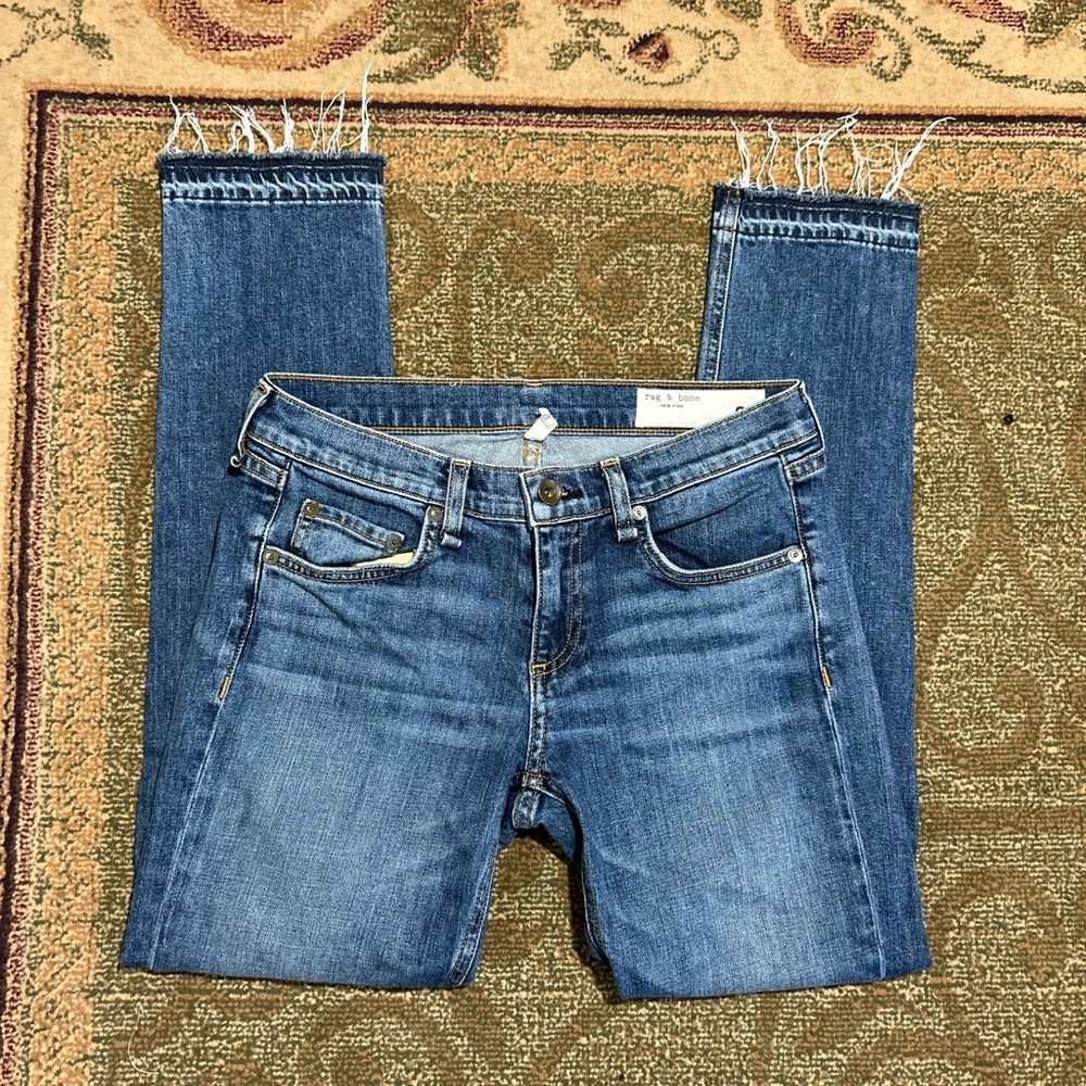 Rag & Bone low rise skinny jeans with a distressed hem Sz 25